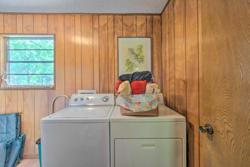Η κουζίνα ή μικρή κουζίνα στο Lake O Pines, Jefferson, TX - Anglers Cabin!