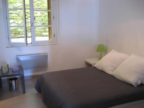 a bedroom with a bed and a window at Appartement au village in Rutali