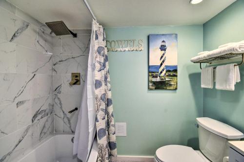 Ένα μπάνιο στο Dreamy, Coastal Studio Paradise with Hot Tub!