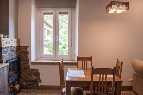 comedor con mesa y ventana en Apartamento tipo Loft, en Ribes de Freser