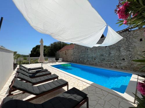 Bazén v ubytování Boutique House Ika with Private Swimming Pool nebo v jeho okolí