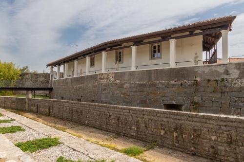 un bâtiment au-dessus d'un mur de briques dans l'établissement Casa vacanze alle Mura, à Cividale del Friuli