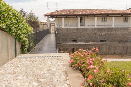 a house with a walkway in front of a yard at Casa vacanze alle Mura in Cividale del Friuli