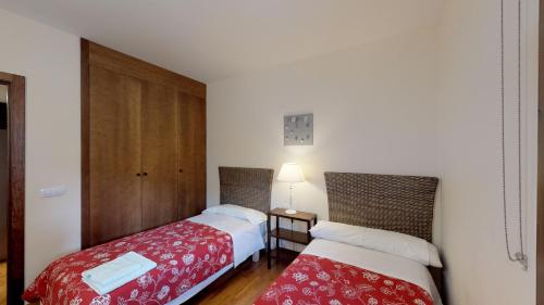 two beds sitting next to each other in a room at Los Altos de Escarrilla - tucasaenlospirineos in Escarrilla