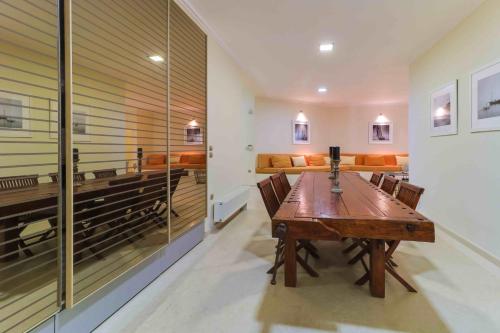 Zona de estar de Black Diamond Beachfront Pool Villa Pasithea in Sounio, Athens