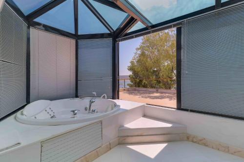 Imagen de la galería de Black Diamond Beachfront Pool Villa Pasithea in Sounio, Athens, en Sounio