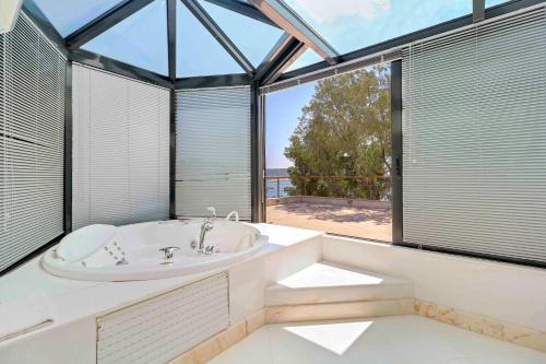 Kép Black Diamond Beachfront Pool Villa Pasithea in Sounio, Athens szállásáról Szúnióban a galériában