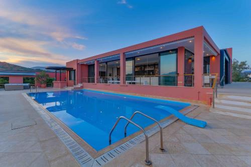 Piscina en o cerca de Black Diamond Beachfront Pool Villa Pasithea in Sounio, Athens