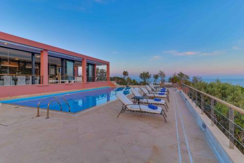 Piscina en o cerca de Black Diamond Beachfront Pool Villa Pasithea in Sounio, Athens