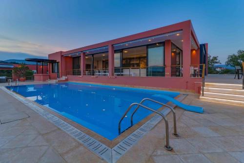 Piscina en o cerca de Black Diamond Beachfront Pool Villa Pasithea in Sounio, Athens