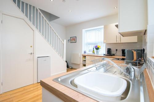 Detached Coach House near Principality Stadium in Cardiff photo 25