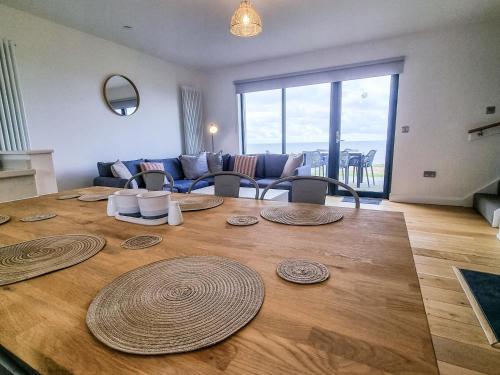 uma sala de estar com uma mesa de madeira e um sofá em 16 - 3 Bedroom Cottage - LP em Pistyll