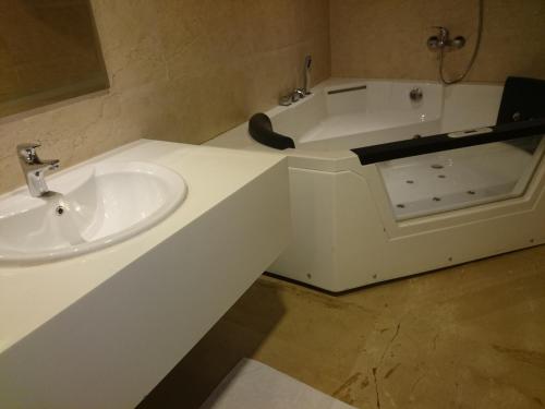 Bilik mandi di Diana Heights Luxury Hotel