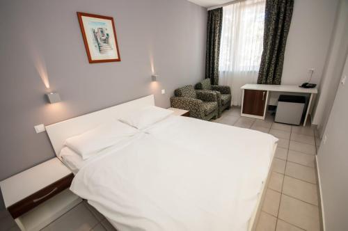A bed or beds in a room at Hotel Mirta