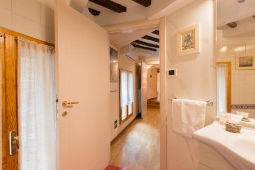 a bathroom with a sink and a mirror at LADYHOUSE Appartamento tipico con 4 posti letto in Siena