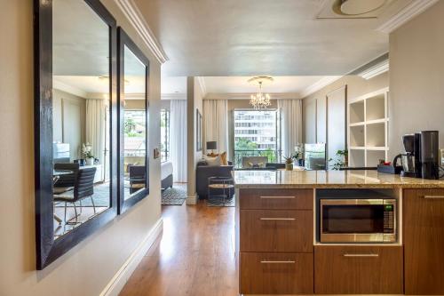 Кухня или мини-кухня в Cape Royale Luxury Apartments by Stay In Luxury
