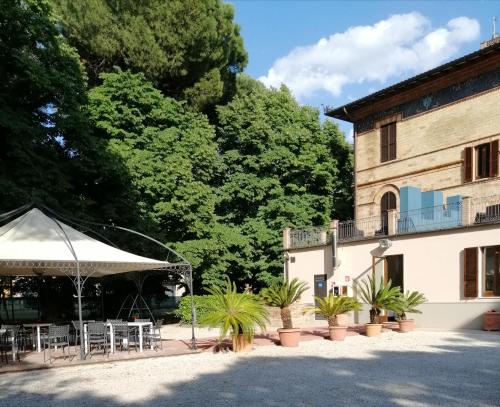 un patio con una tienda y un edificio en Villa Raffaello Park Hotel, en Asís