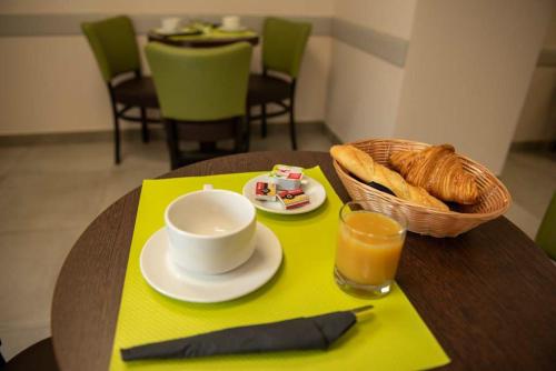 อาหารเช้าซึ่งให้บริการแก่ผู้เข้าพักที่ Hôtel de France La Teste Arcachon
