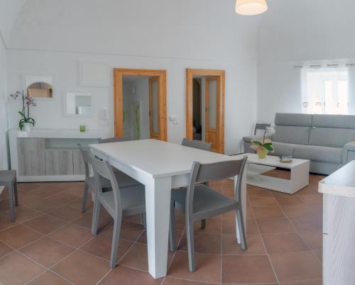 a white table and chairs in a living room at Casa Madda in Ceglie Messapica