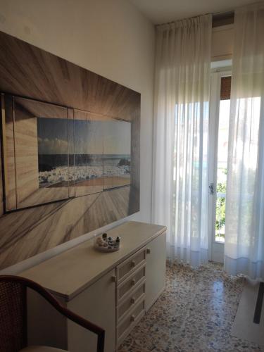 una sala de estar con una gran pintura en la pared en Hotel Imperia, en Marciana Marina