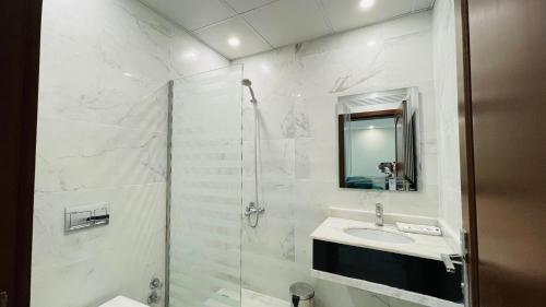 A bathroom at فندق فخر ينبع 5