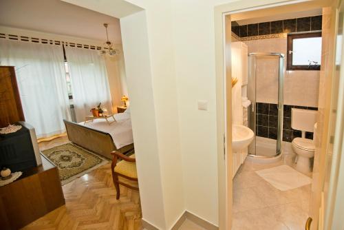 Koupelna v ubytování Hostel Žganjer