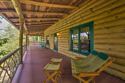 Μπαλκόνι ή βεράντα στο The Red Pine Cabin with Private Pond and Dock!