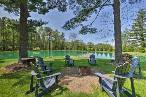 Κήπος έξω από το The Red Pine Cabin with Private Pond and Dock!