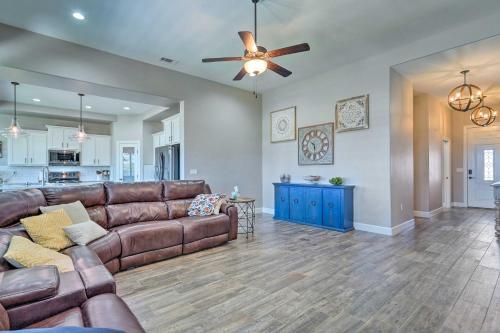 Χώρος καθιστικού στο Carlsbad Retreat with Fire Pit and Fenced Yard!