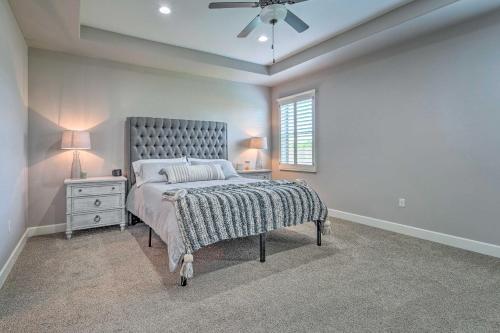 卡尔斯巴德Carlsbad Retreat with Fire Pit and Fenced Yard!的带床和吊扇的卧室