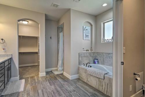 Ένα μπάνιο στο Carlsbad Retreat with Fire Pit and Fenced Yard!