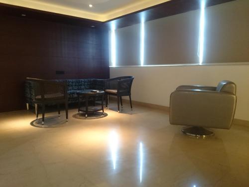 Ruang duduk di Diana Heights Luxury Hotel