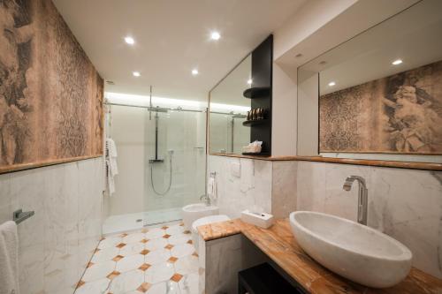 a bathroom with a sink, toilet and bathtub at Royal Palace Hotel in Turin