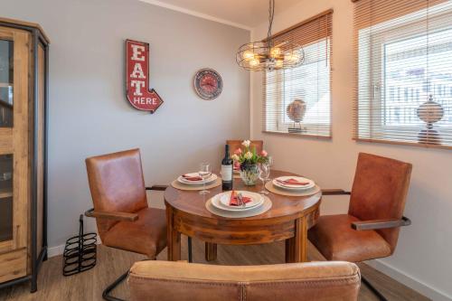 a dining room with a table and chairs at SEASIDE APARTMENTS - TOWNHOUSE in Eckernförde