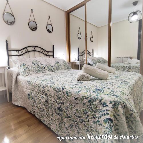 - une chambre avec 2 lits et un grand miroir dans l'établissement RECUERDOS DE ASTURIAS, à Piedras Blancas