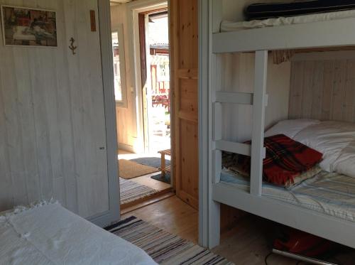 Tempat tidur susun dalam kamar di Tystberga Logi