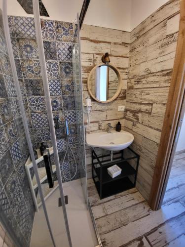 L' Onda di Manarola في مانارولا: حمام مع حوض ومرآة