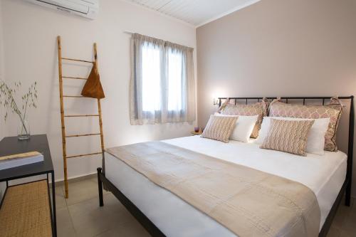 Una cama o camas en una habitación de Edward Art Boutique Hotel
