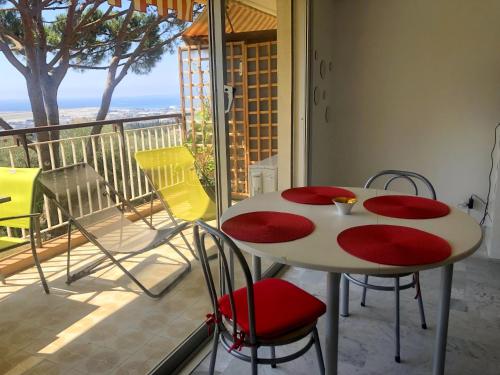 En balkon eller terrasse på Oasis Méditerranéen Piscine & Parking Calme absolu
