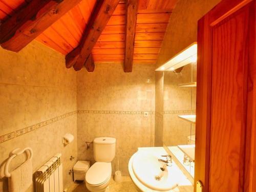 a bathroom with a toilet and a sink at Casa Campolé in San Juan de Plan