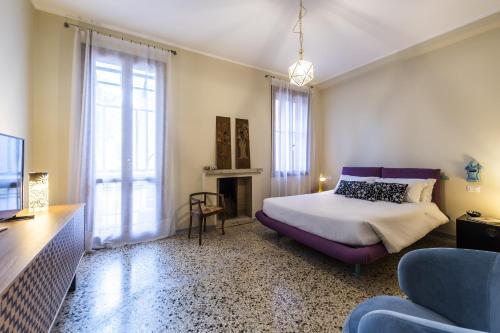 a bedroom with a bed and a tv and a couch at Amor Mio B&B in Venice