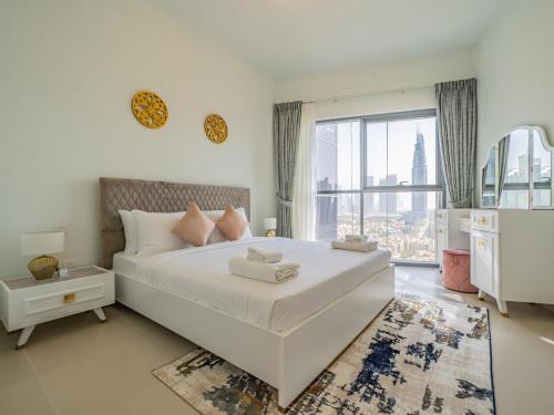 Postel nebo postele na pokoji v ubytování Glamorous Apartment Facing Burj Khalifa