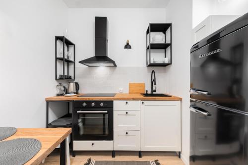 uma cozinha com um fogão e um frigorífico em Pańska 57 by Homeprime em Varsóvia