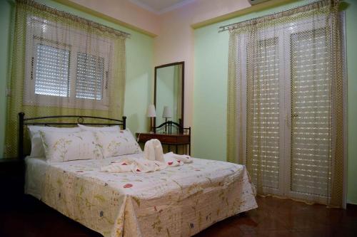 Un pat sau paturi într-o cameră la Stone Villa