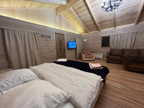 Кровать или кровати в номере Balkonchik GuestHouse
