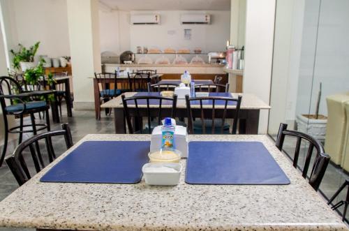 La Belle Beach Hotelにあるレストランまたは飲食店