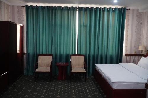 Postel nebo postele na pokoji v ubytování Gulistan Hotel