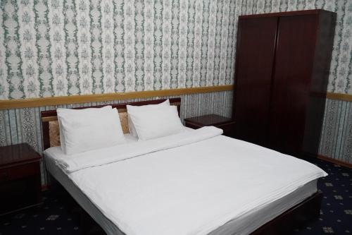 Postel nebo postele na pokoji v ubytování Gulistan Hotel