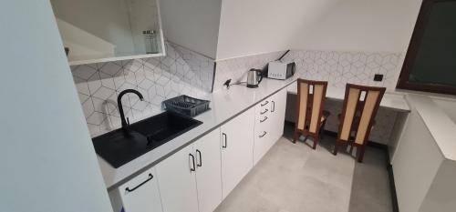 Kuchyňa alebo kuchynka v ubytovaní Małe Ciche 36j PRZY OSTREWKACH, Widok na góry, Blisko do wyciągu narciarskiego, Idealne miejsce na wypad w góry -tarasówka-zgorzelisko-rusinowa polana-gesia szyja-palenica-wiktorówki-morskie oko