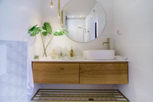 uma casa de banho com um lavatório e um espelho em Yaffo Joy - Penthouse Apartment em Tel Aviv